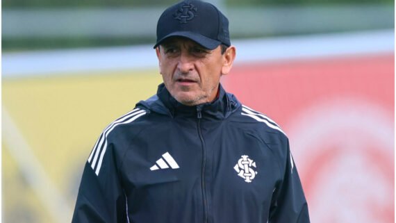 Treinador do Internacional de boné e jaqueta (foto: Divulgação/Internacional)