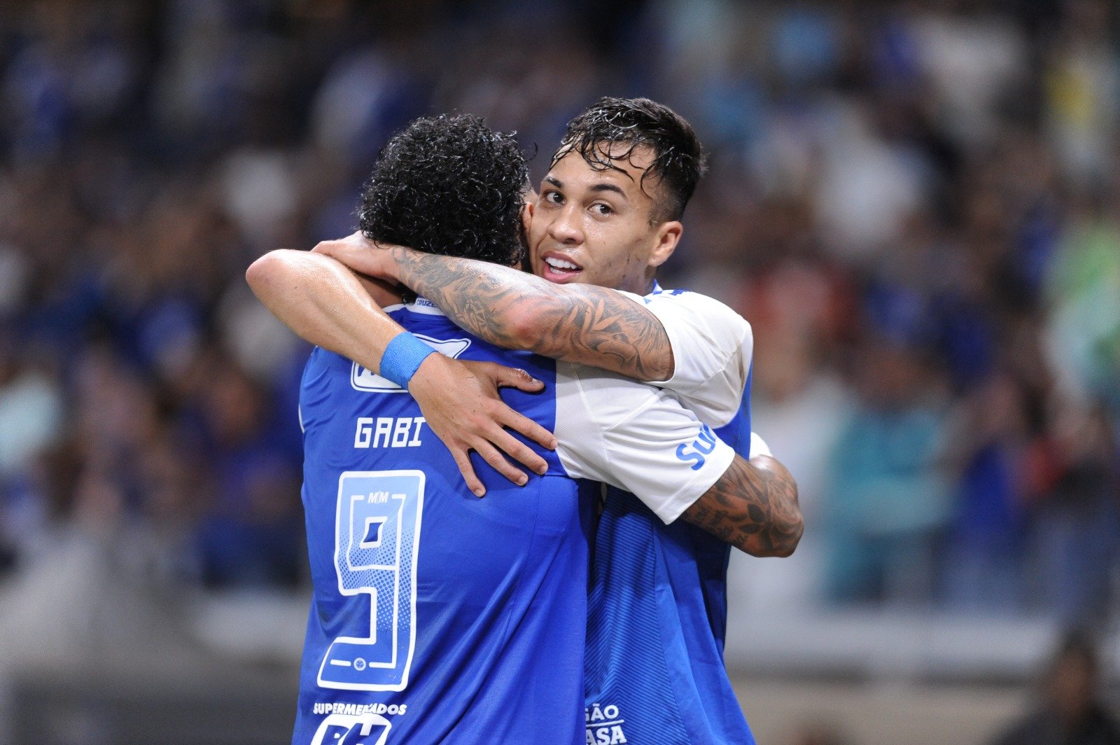 Gabigol comemora com Kaio Jorge, autor dos dois gols na vitória do Cruzeiro sobre o Vila Nova (foto: Alexandre Guzanshe/EM/D.A Press)