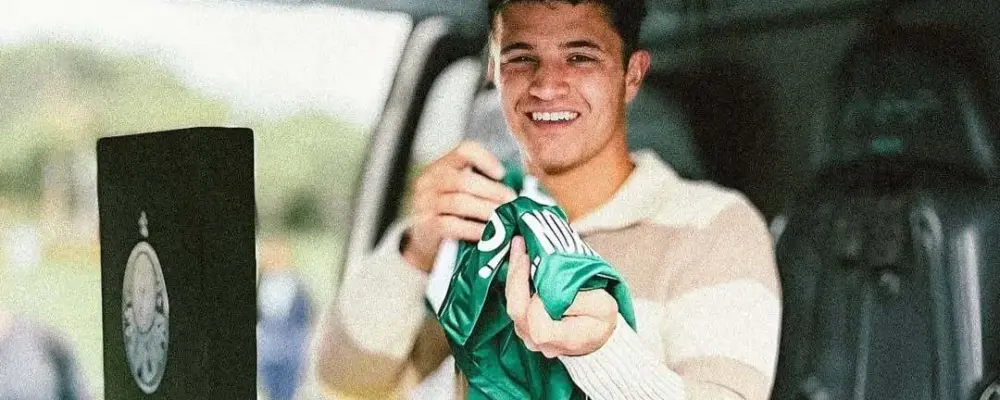 Lando Norris recebe camisa do Palmeiras antes do GP de São Paulo