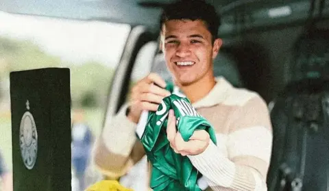 Lando Norris recebe camisa do Palmeiras antes do GP de São Paulo