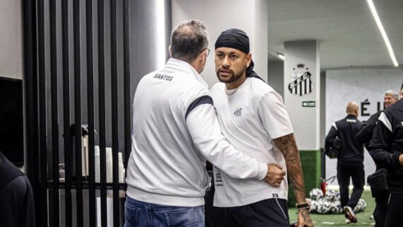 Alexandre Mattos abraça Neymar antes de jogo do Santos (foto: Raul Baretta/Santos)