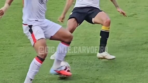 Frame da caneta de Robert Santos, jogador do Atlético, durante partida pelo Atlético-GO (foto: Reprodução/Instagram/gigante.carvoeiro)