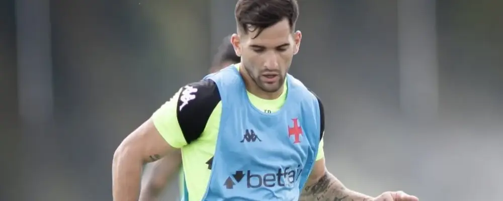 Meia perde espaço no Vasco após a chegada de reforços e Diniz