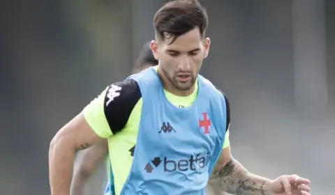 Meia perde espaço no Vasco após a chegada de reforços e Diniz