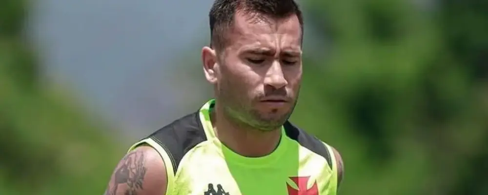 Meia segue fora dos planos de Diniz e deve deixar o Vasco em 2026