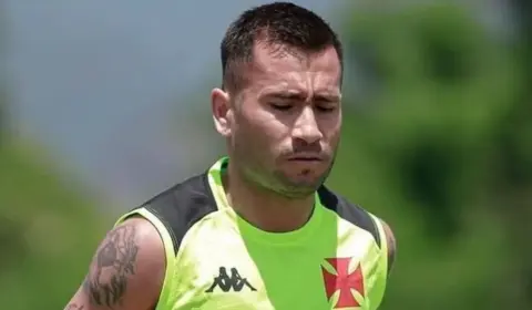 Meia segue fora dos planos de Diniz e deve deixar o Vasco em 2026