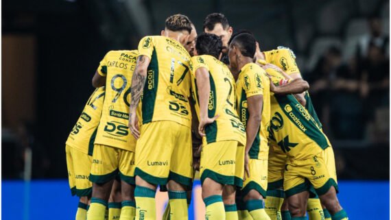 Atletas do Mirassol se reunindo no meio de campo (foto: Pedro Zacchi/Mirassol)