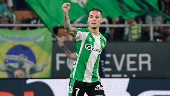 Antony, atacante do Betis (foto: CRISTINA QUICLER / AFP)