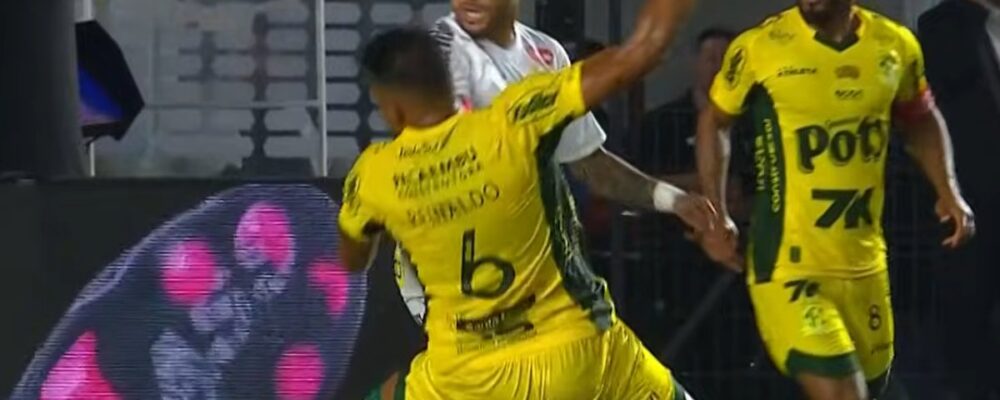 Neymar comete pênalti pelo Santos e esbraveja contra arbitragem: ‘Muito ruins’