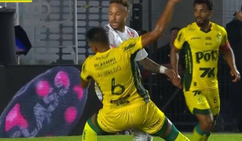 Neymar comete pênalti pelo Santos e esbraveja contra arbitragem: ‘Muito ruins’