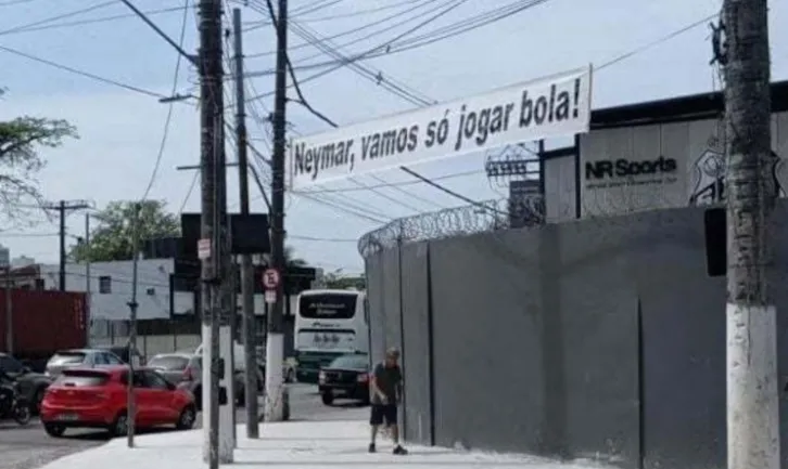 Neymar e cobrado em faixa em frente ao CT do Santos