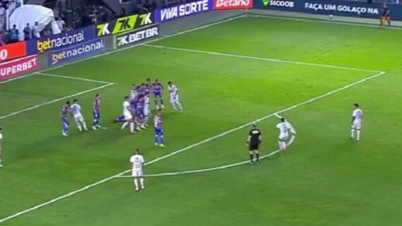 Paradinha de Neymar em falta durante Santos x Fortaleza (foto: Reprodução/Premiere)