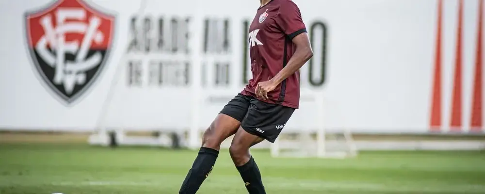 No Vitória, Jair Ventura avalia cenários após suspensão de Willian Oliveira