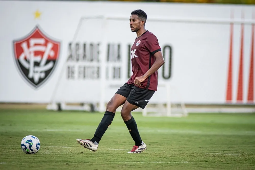 No Vitória, Jair Ventura avalia cenários após suspensão de Willian Oliveira (Foto: Victor Ferreira / ECV)