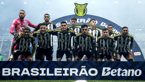 Time do Atlético perfilado antes de jogo pelo Campeonato Brasileiro (foto: Pedro Souza/Atlético)