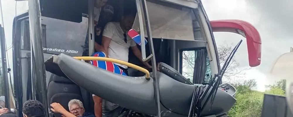 Ônibus com torcedores do Fortaleza sofre acidente no retorno de São Paulo