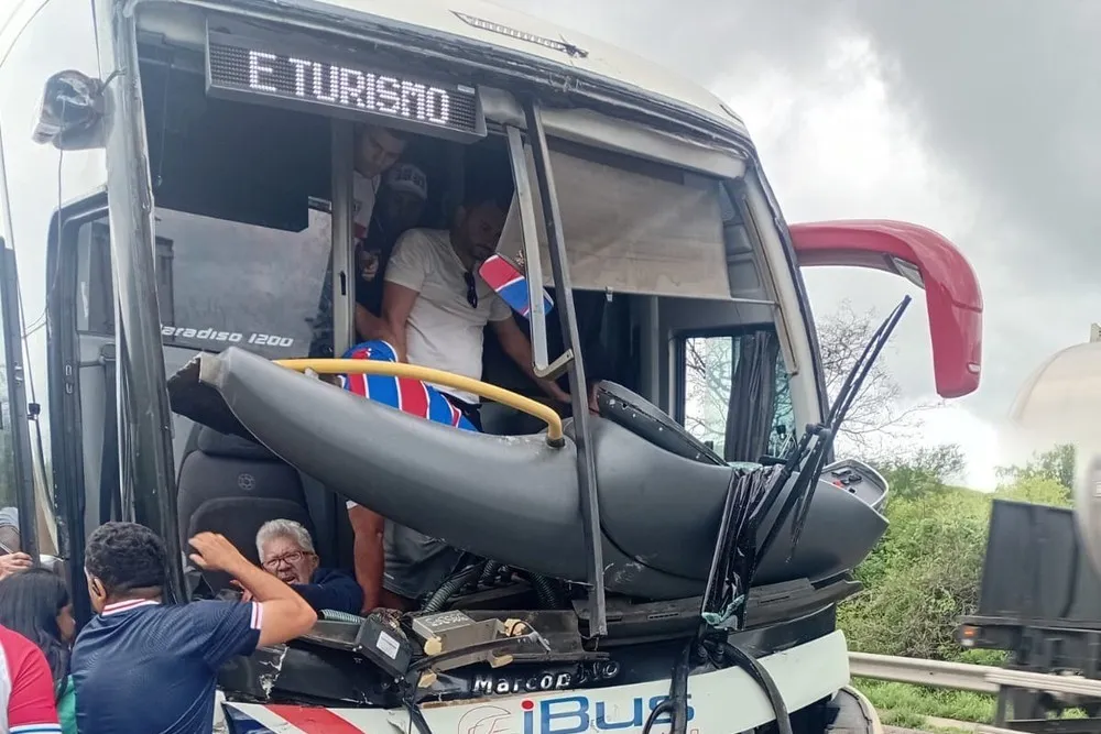 Ônibus com torcedores do Fortaleza sofre acidente no retorno de São Paulo (Foto: Reprodução)