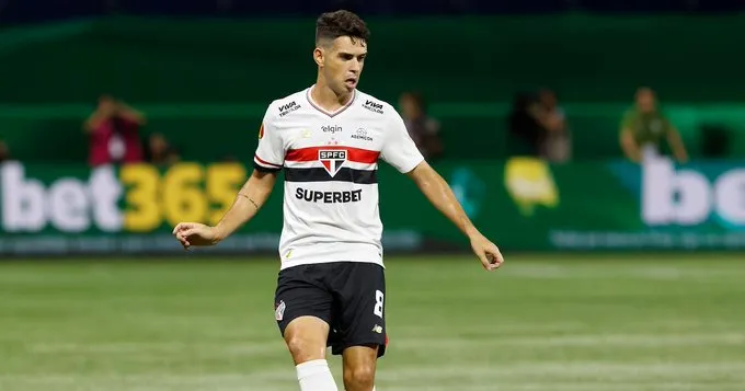 Oscar se pronuncia pela 1ª vez após sofrer problema cardíaco no São Paulo: ‘Vai ficar tudo bem’