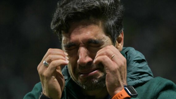 Abel Ferreira chorou após classificação do Palmeiras à final da Libertadores (foto: NELSON ALMEIDA/AFP)