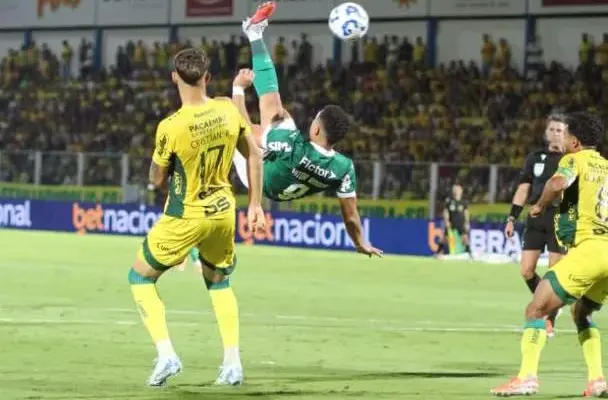 Palmeiras faz acordo no STJD e evita suspensão de Vitor Roque, que fará post contra homofobia