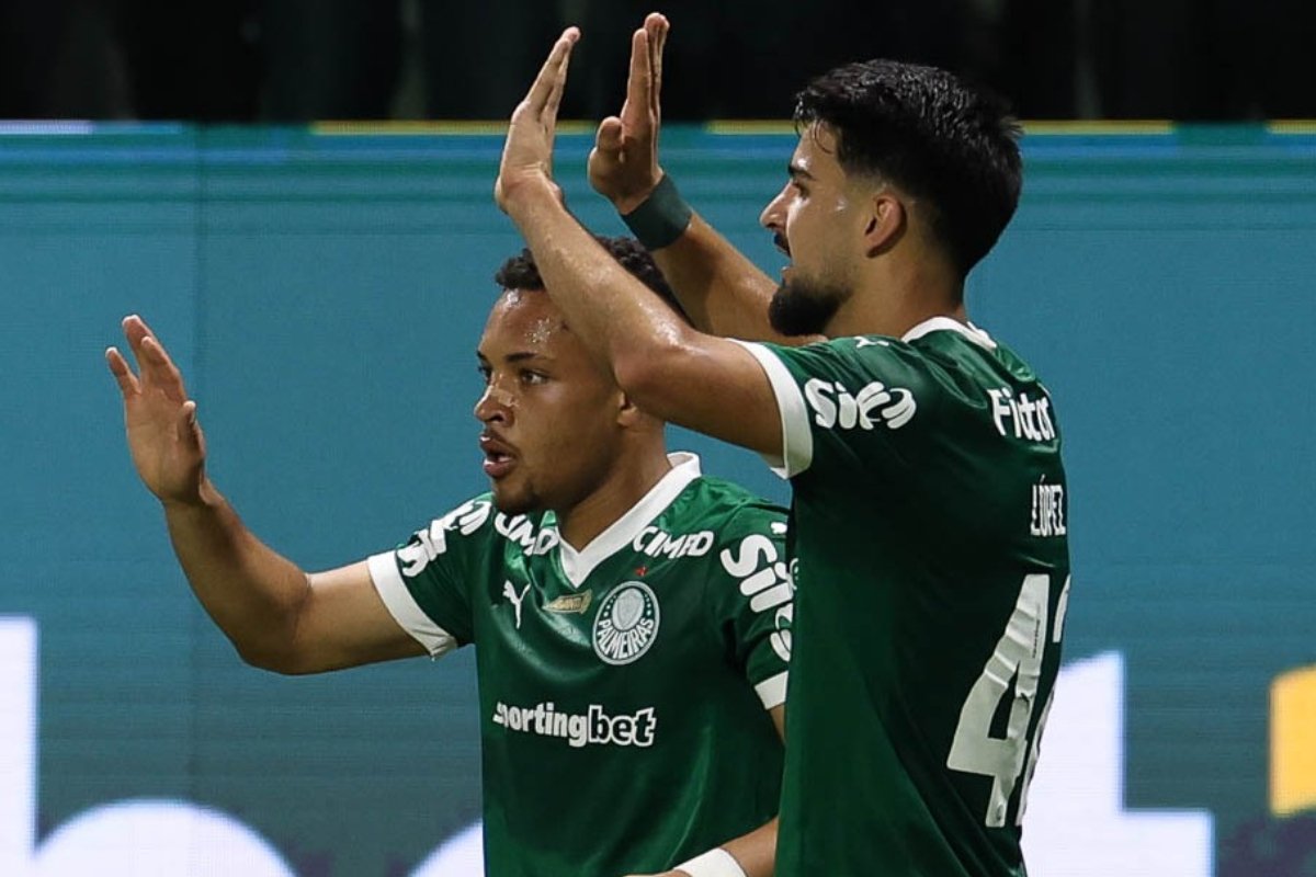 Vitor Roque e Flaco Lopez em campo pelo Palmeiras (foto: Divulgação/Palmeiras)