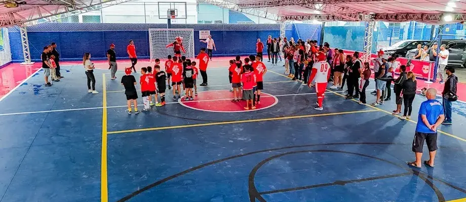 Parceria entre Bragantino e RB Leipzig resulta em revitalização de quadra pública