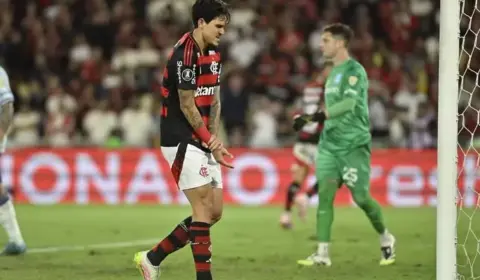 Pedro sofre lesão muscular a dez dias da final da Libertadores e deve desfalcar o Flamengo