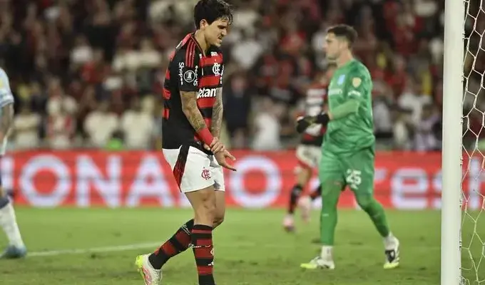 Pedro sofre lesão muscular a dez dias da final da Libertadores e deve desfalcar o Flamengo