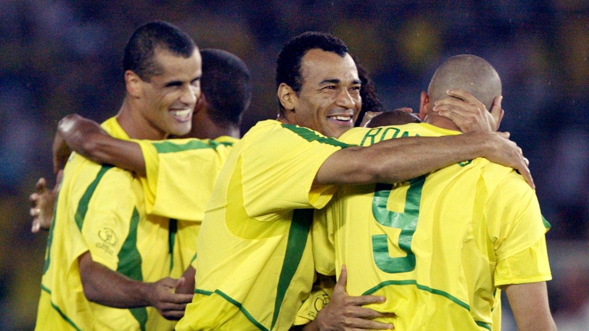 Rivaldo comemora gol do Brasil com Cafu, Ronaldo e outros jogadores (foto: AFP PHOTO PEDRO UGARTE)