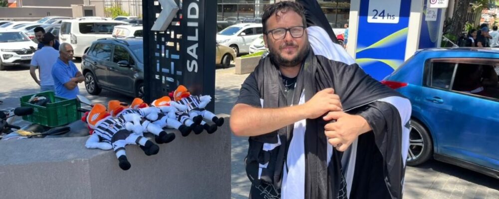 Por renda extra, torcedor do Atlético vende produtos em Assunção; saiba valores