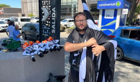 Por renda extra, torcedor do Atlético vende produtos em Assunção; saiba valores