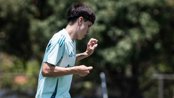 Rayan Lelis, jovem atacante de 18 anos do Cruzeiro, é relacionado pela primeira vez - para duelo com Vitória (foto: Gustavo Aleixo/Cruzeiro)