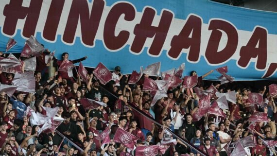 Torcedores do Lanús em partida da Sul-Americana (foto: JUAN MABROMATA/AFP)