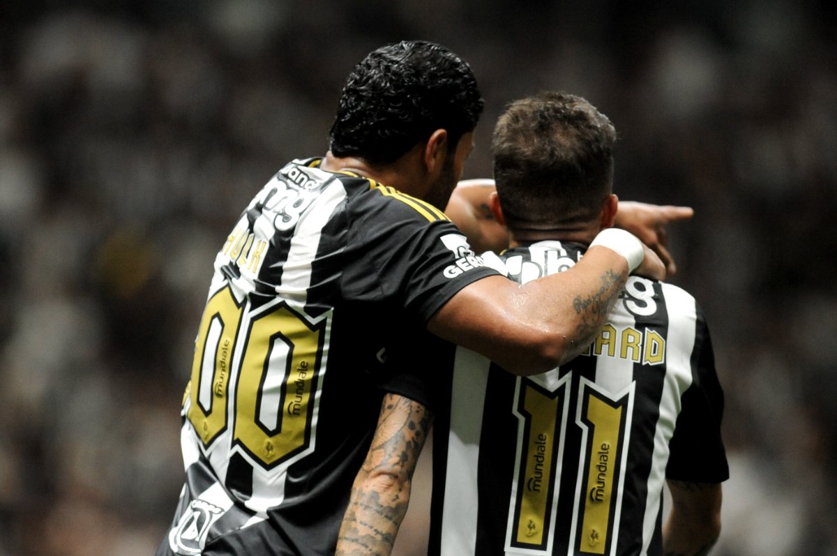 Hulk abraça e orienta Bernard durante jogo do Atlético na Arena MRV (foto: Alexandre Guzanshe/EM/D.A. Press)