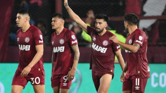 Marcelino Moreno (com o braço levantado) é um dos destaques do Lanús (foto: Luis ROBAYO / AFP)