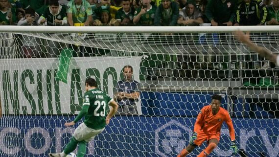 Em cobrança de pênalti, Raphael Veiga marcou o quarto gol do Palmeiras contra a LDU (foto: Nelson ALMEIDA / AFP)
