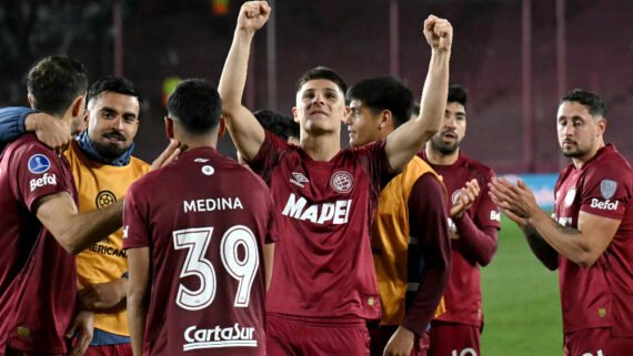 Thomas De Martis, ao centro, é a maior promessa do Lanús (foto: Luis ROBAYO / AFP)
