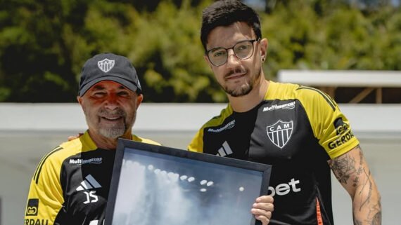Sampaoli ao lado de Pedro Souza, fotógrafo do Atlético (foto: Divulgação/Atlético)
