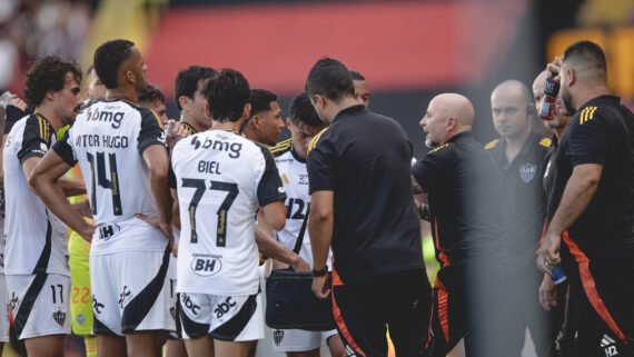 Sampaoli orienta jogadores do Atlético durante duelo contra o Sport pelo Brasileiro (foto: Pedro Souza/Atlético)