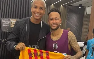 Santos: Deyverson reencontra Neymar, relembra final na Espanha e ganha presente