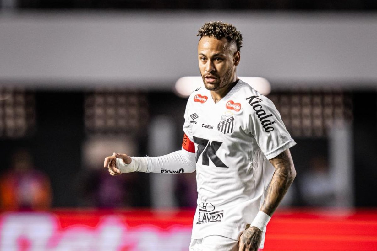 Neymar atuando pelo Santos em jogo noturno (foto: Divulgação/Santos)
