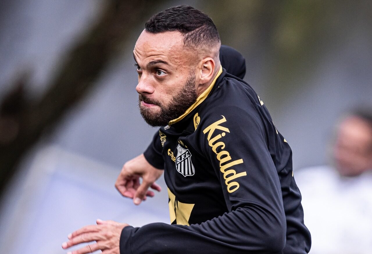 Atacante Guilherme, vestido com o uniforme preto de mangas longas do Santos, corre durante treino do time (foto: Raul Baretta/Santos FC)