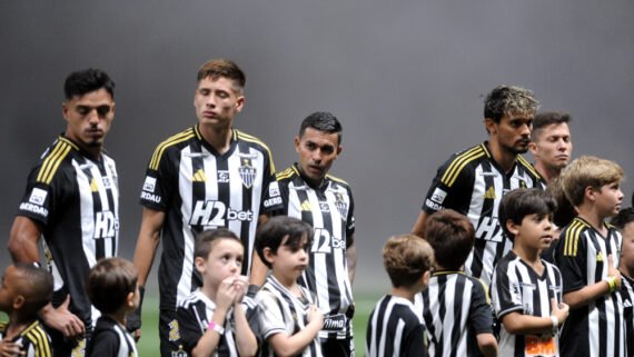 Ivan Román, zagueiro do Atlético (segundo da esquerda para a direita), antes de jogo contra o Cruzeiro na Arena MRV (foto: Alexandre Guzanshe/EM/D.A. Press)