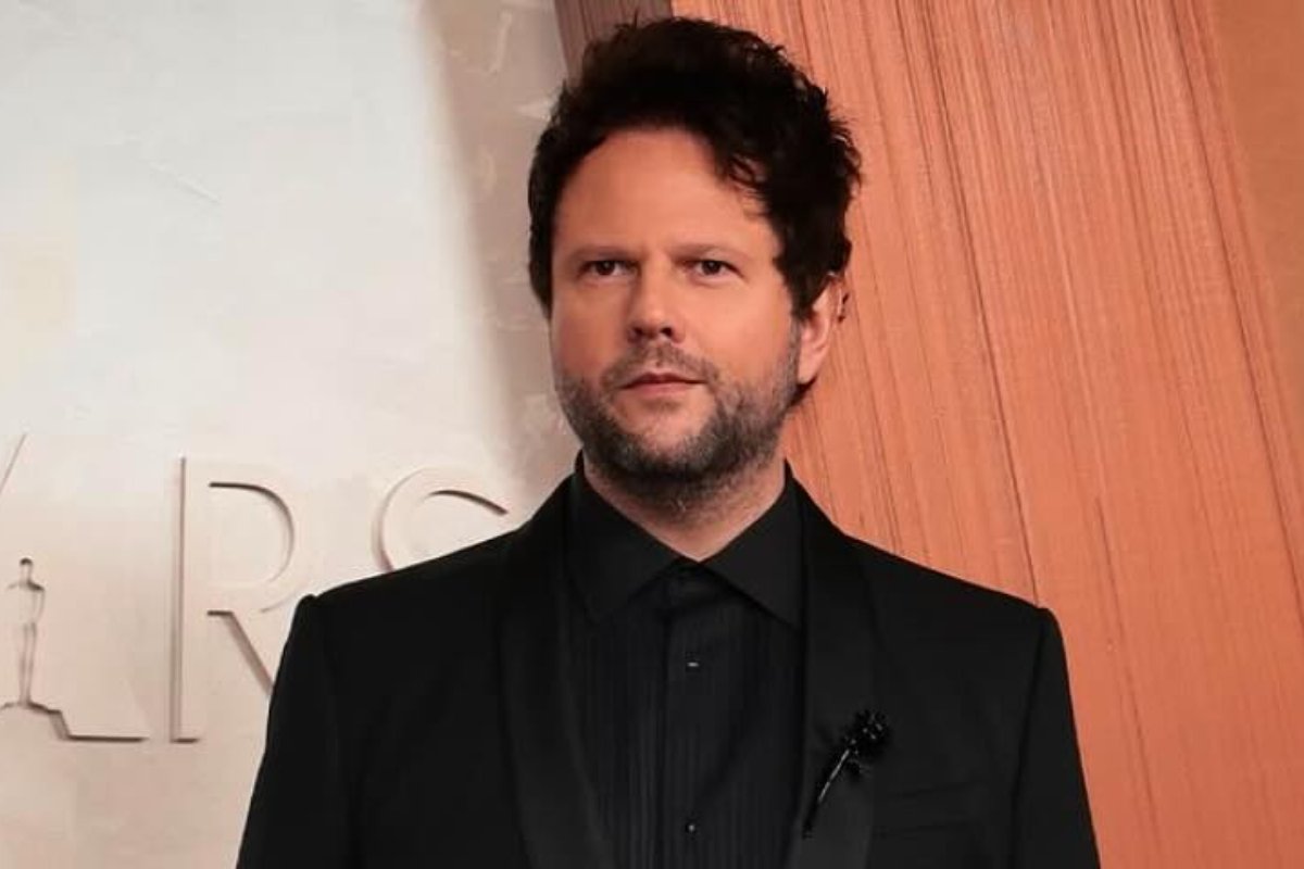 Selton Mello posando para foto de terno preto (foto: Divulgação/Selton Mello)