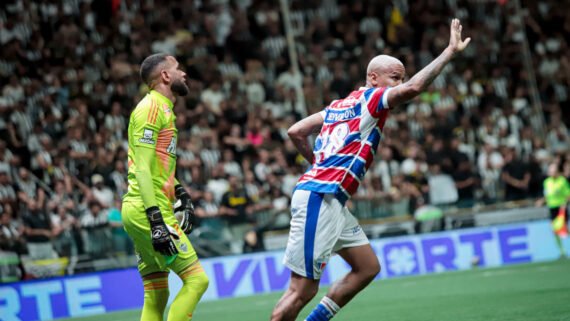 Deyverson comemora gol pelo Fortaleza contra o Atlético na Arena MRV (foto: Mateus Lotif/Fortaleza)