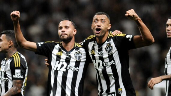 Vitor Hugo comemora gol pelo Atlético ao lado de Alexsander (foto: Alexandre Guzanshe/EM/D.A. Press)