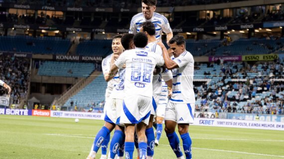 Jogadores do Cruzeiro comemoram gol em vitória sobre o Grêmio pelo Brasileirão (foto: Lucas Bubols/Cruzeiro)