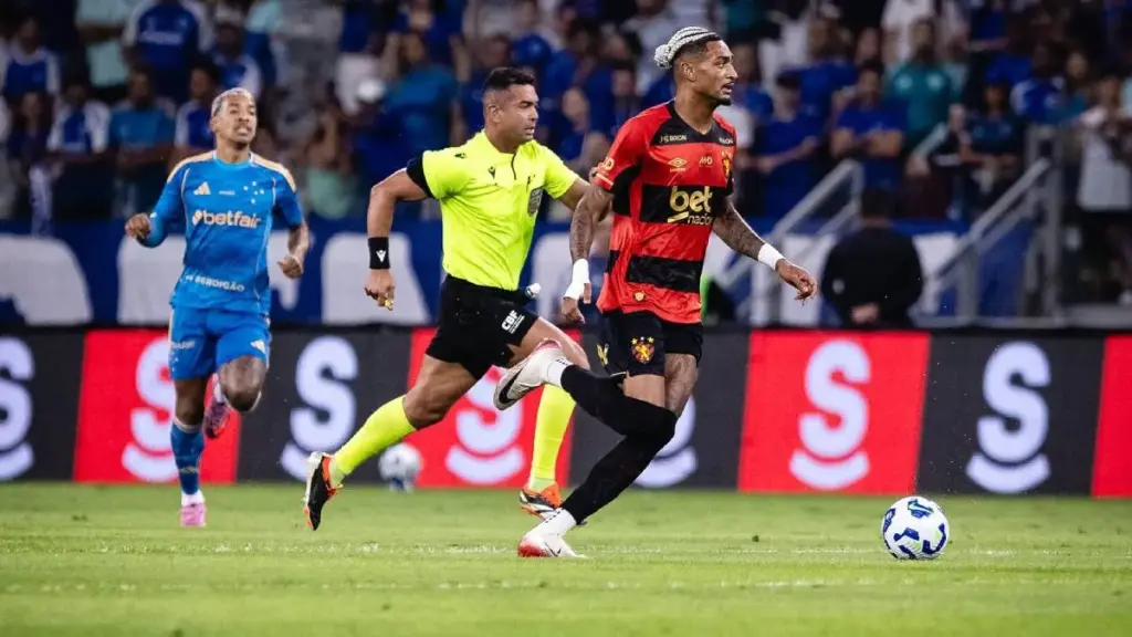 Sport afasta Dérik Lacerda por motivos disciplinares (Foto: Paulo Paiva/SCR)