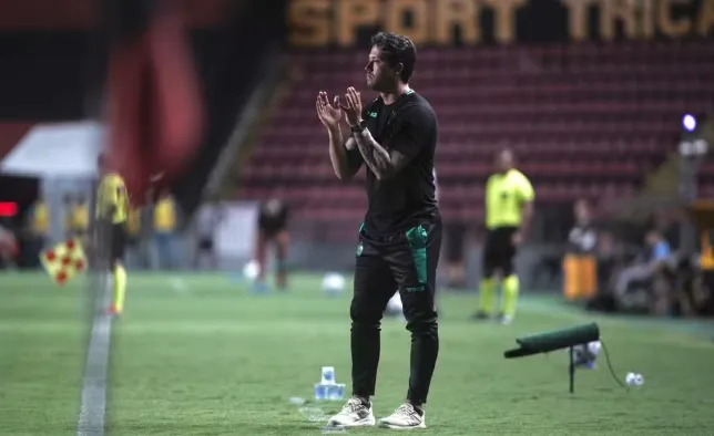 Sport avalia Thiago Carpini para comandar equipe em 2026