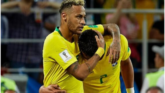 Neymar e Thiago Silva abraçados (foto: Divulgação/Thiago Silva)